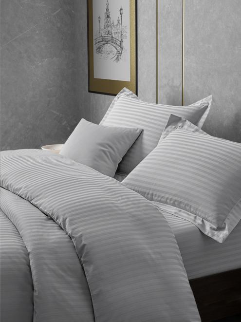 Постельное белье сатин страйп с простыней на резинке в подарочной упаковке - Серо-голубой