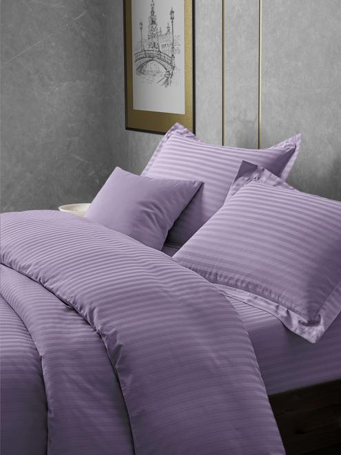 Постельное белье сатин страйп с простыней на резинке в подарочной упаковке - Лаванда
